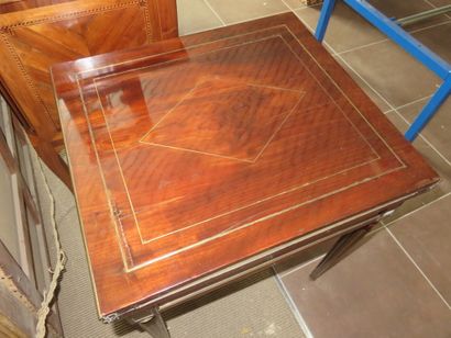 TABLE A JEUX en acajou à filets et moulures...