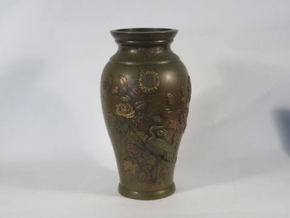 EXTREME-ORIENT

Vase en bronze à décor en...