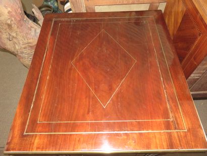 TABLE A JEUX en acajou à filets et moulures...