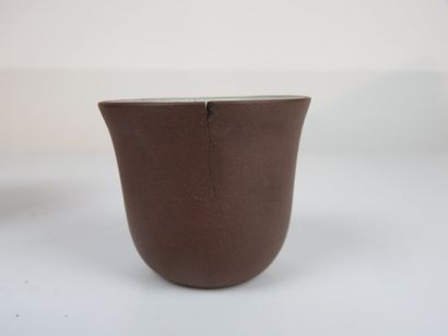 CHINE, Yixing - XXe siècle

Pot couvert et...
