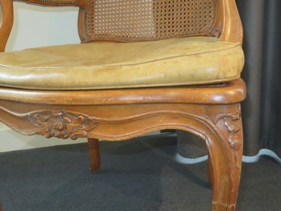 FAUTEUIL en hêtre mouluré et sculpté à assise...