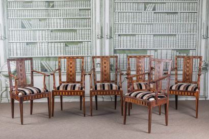 SUITE DE SIX FAUTEUILS en acajou à décor...