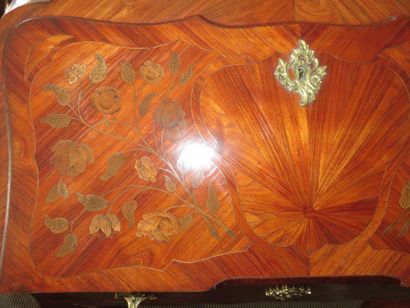 BUREAU DE PENTE en marqueterie de fleurs...
