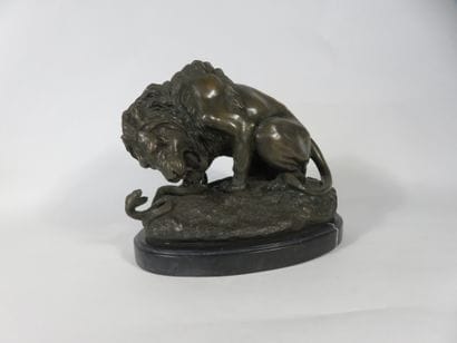 D'après Antoine-Louis BARYE 

Lion et serpent

Bronze...