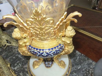IMPORTANT VASE CORNET en cristal gravé de...