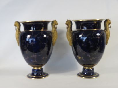PAIRE DE VASES en porcelaine polychrome et...