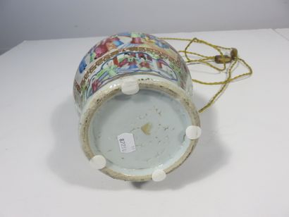 CHINE, Canton

Vase en porcelaine à décor...