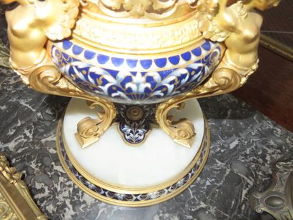 IMPORTANT VASE CORNET en cristal gravé de...