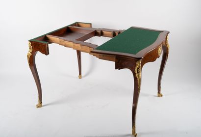 TABLE A JEUX à système en placage de satiné,...