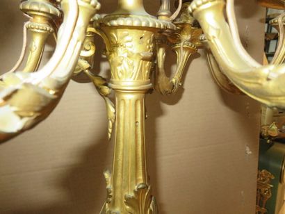 GRAND CANDELABRE en bronze ciselé et doré....