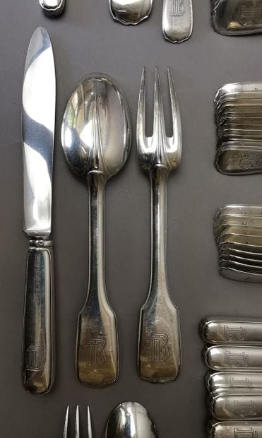 MENAGERE DE TABLE en argent de 78 pièces....