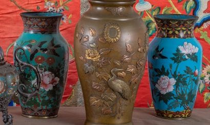 EXTREME-ORIENT

Deux vases en bronze cloisonné...