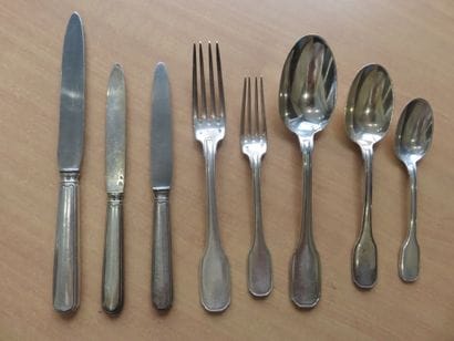 MENAGERE DE TABLE en argent de 138 pièces....