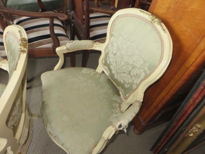 SUITE DE QUATRE FAUTEUILS CABRIOLET en bois...