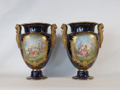 PAIRE DE VASES en porcelaine polychrome et...