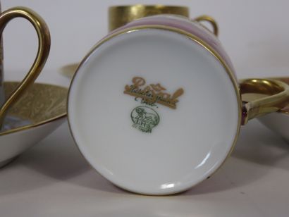 SUITE DE QUATRE TASSES ET SOUS-TASSES en...
