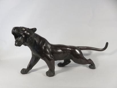 JAPON

Tigre en bronze patiné, finement ciselé....