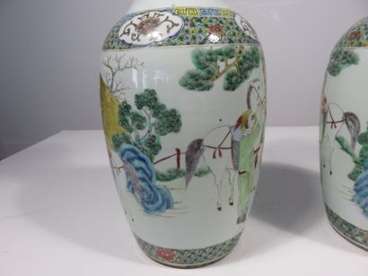 CHINE - XIXe siècle

Paire de vases en porcelaine...