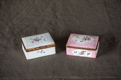 DEUX BOITES COUVERTES émaillées polychromes,...