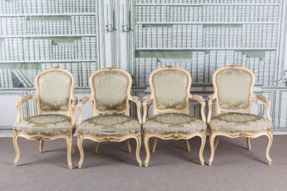 SUITE DE QUATRE FAUTEUILS CABRIOLET en bois...