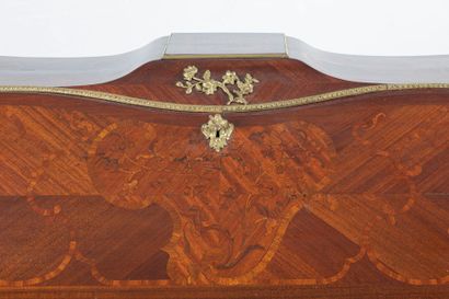 BUREAU de PENTE en marqueterie dans un médaillon...