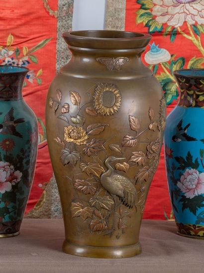 EXTREME-ORIENT

Vase en bronze à décor en...
