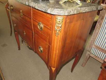 COMMODE en marqueterie de bois de rose, filets...