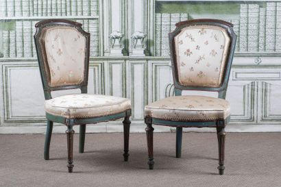 PAIRE DE CHAISES en bois laqué, pieds antérieurs...