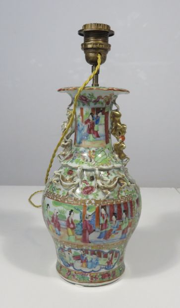 CHINE, Canton

Vase en porcelaine à décor...