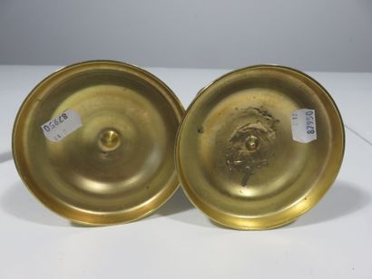 PAIRE DE BOUGEOIRS en bronze ciselé et doré,...