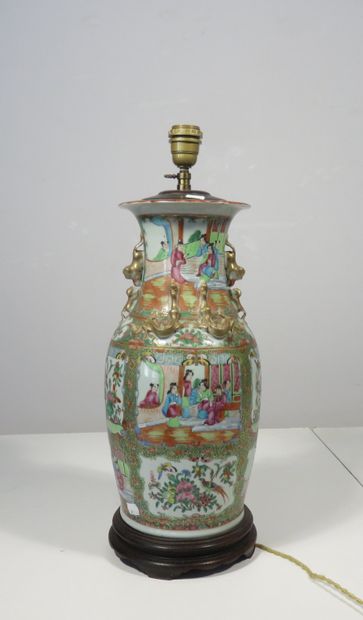 CHINE, Canton

Grand vase en porcelaine à...