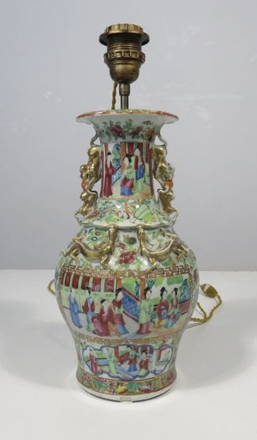 CHINE, Canton

Vase en porcelaine à décor...