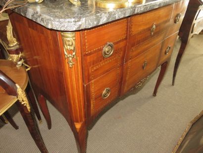 COMMODE en marqueterie de bois de rose, filets...