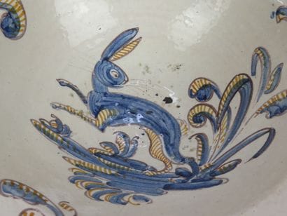 ESPAGNE, Talavera

Plat à barbe en faïence...