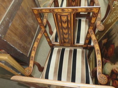 SUITE DE SIX FAUTEUILS en acajou à décor...