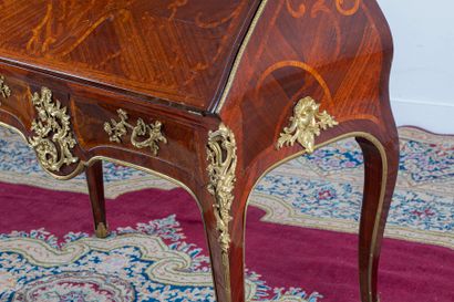 BUREAU de PENTE en marqueterie dans un médaillon...