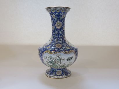 CHINE - XXe siècle

Vase balustre à panse...