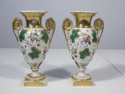PAIRE DE VASES en porcelaine à décor polychrome...