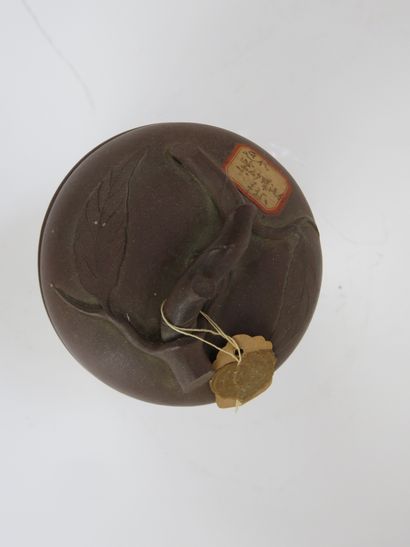CHINE, Yixing - XXe siècle

Pot couvert et...