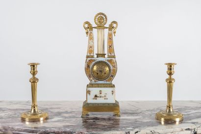 PENDULE LYRE en opaline peinte et dorée,...