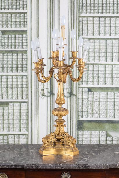 GRAND CANDELABRE en bronze ciselé et doré....