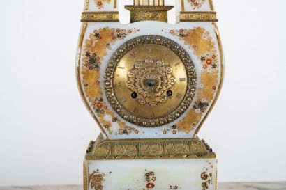 PENDULE LYRE en opaline peinte et dorée,...