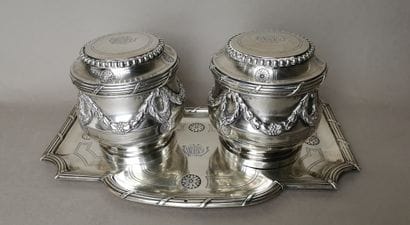 PAIRE DE BOITES DE TOILETTE SUR UN PLATEAU...