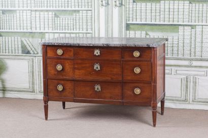 COMMODE en acajou massif. Elle ouvre à cinq...