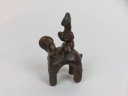 THAILANDE

Ensemble en grès : une statuette...