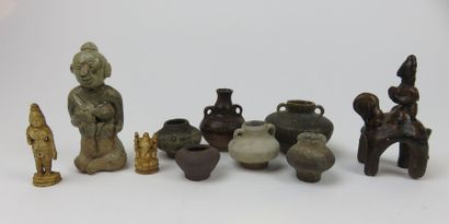 THAILANDE

Ensemble en grès : une statuette...