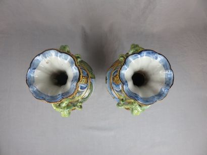 PAIRE DE GRANDS VASES en faïence à décor...