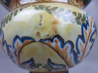 PAIRE DE GRANDS VASES en faïence à décor...