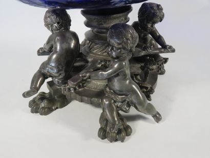 GRANDE COUPE OVALE en cristal bleu gravé...