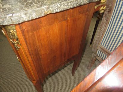 COMMODE en marqueterie de bois de rose, filets...
